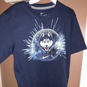 NWOT Nike UConn men’s b-ball tee